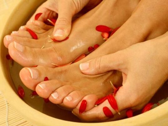 therapeutic bath for fungus between the toes
